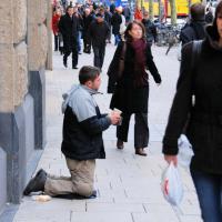 6999_4519 Ein Bettler kniet in der Spitaler Str. vor den vorbeigehenden Passanten. | Adventszeit  in Hamburg - Weihnachtsmarkt - VOL. 2